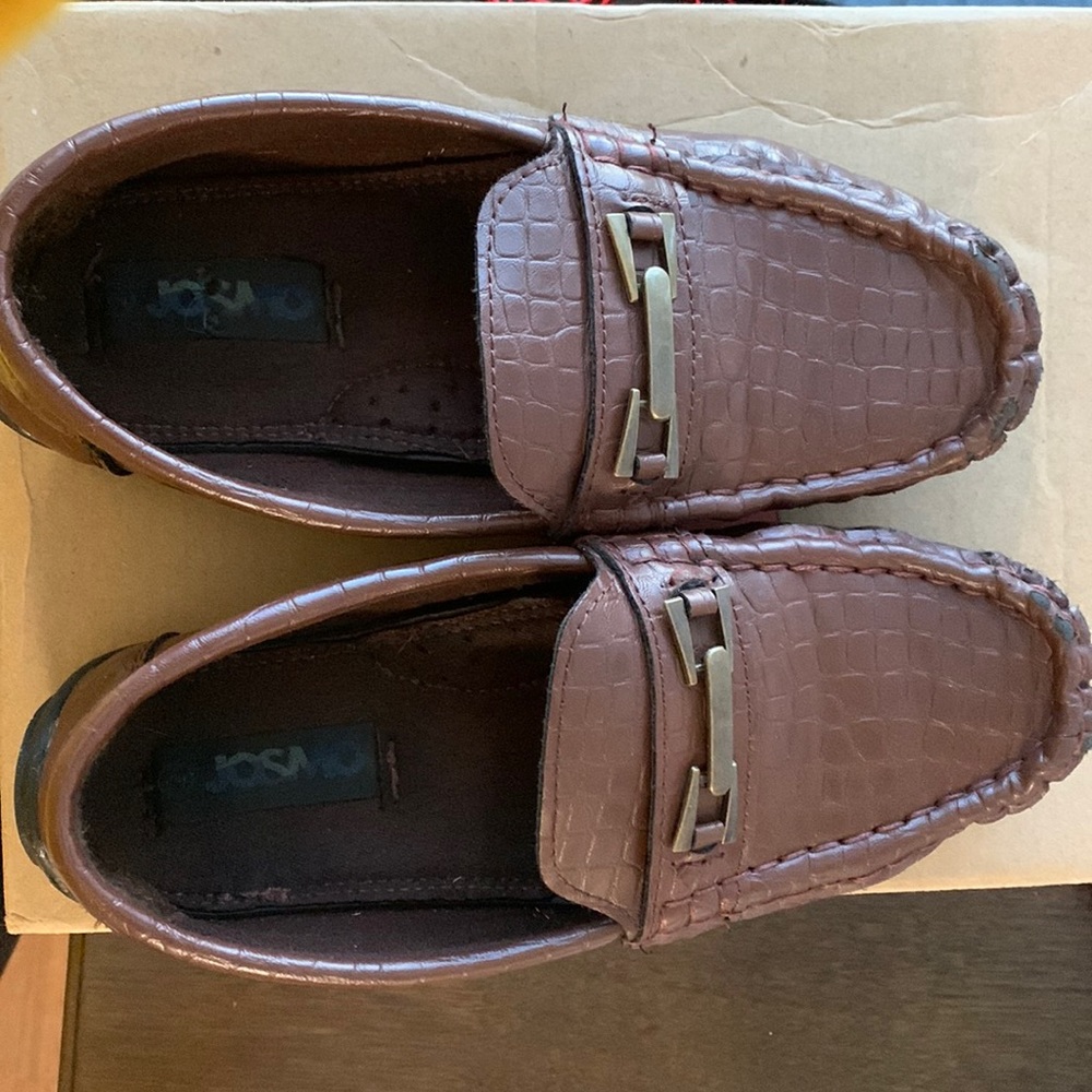 Size 2. Tips of shoes show wear and tear, but barely worn.